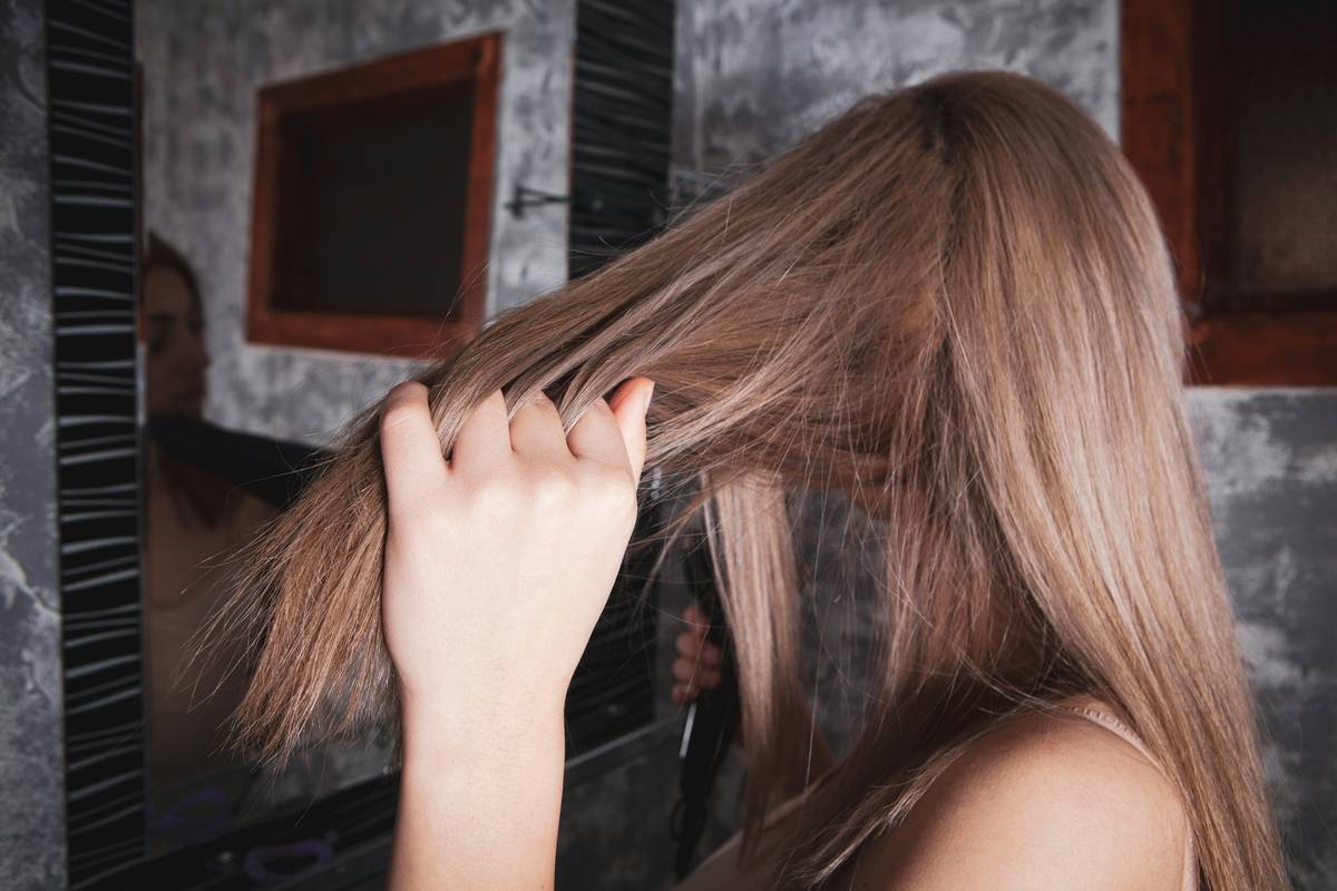 Bar chart comparing combing force required with water vs. detangling spray vs. conditioner
