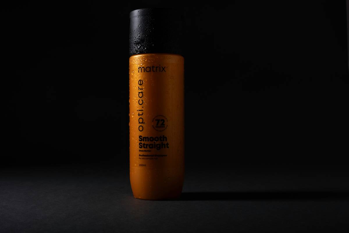 Infographic showing how styling hair serum locks in moisture from leave-in conditioners, protects against heat up to 450°F, and reduces frizz by sealing cuticles