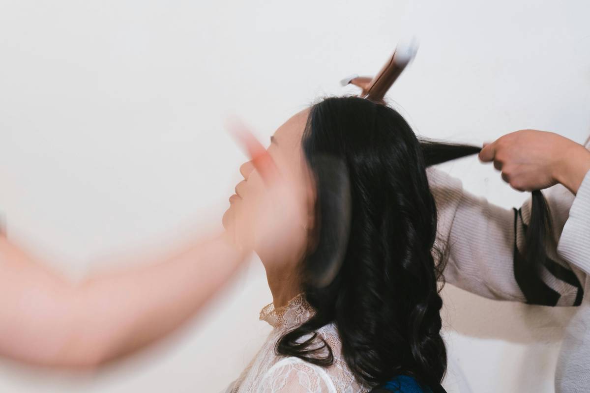 Before and after photos showing reduced frizz and increased shine after using correct styling hair elixir