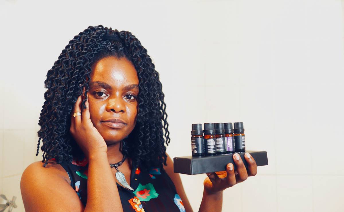 Comparison chart showing lightweight vs heavy leave-in formulas for different hair types