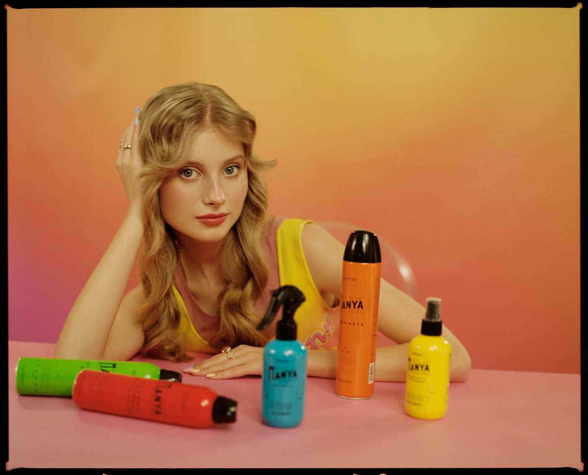Diagram showing how leave-in conditioner coats hair shaft to prevent frizz and retain moisture
