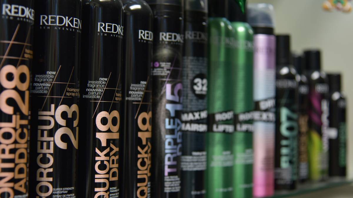 Infographic comparing styling hair compound vs basic leave-in conditioner: ingredients, function, ideal hair types