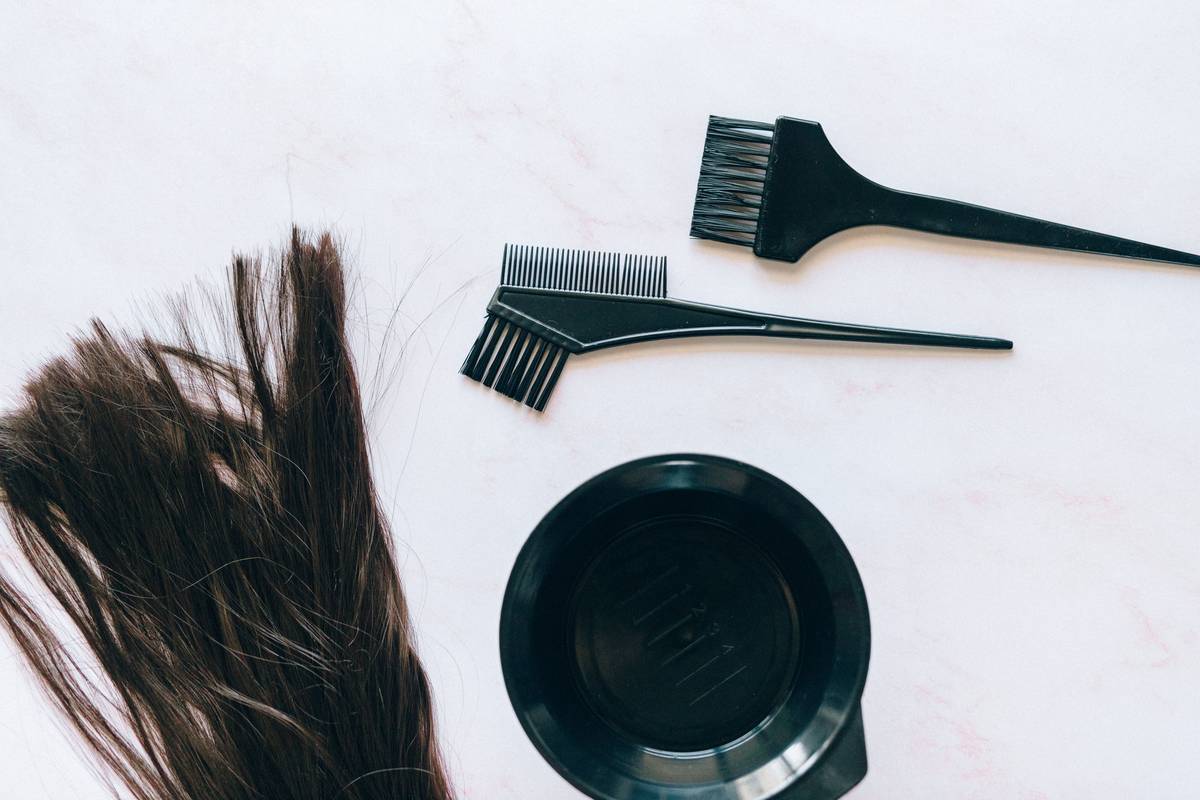 Infographic showing differences between styling hair tonic, leave-in conditioner, serum, and mousse: formulation, weight, primary function, and best hair types