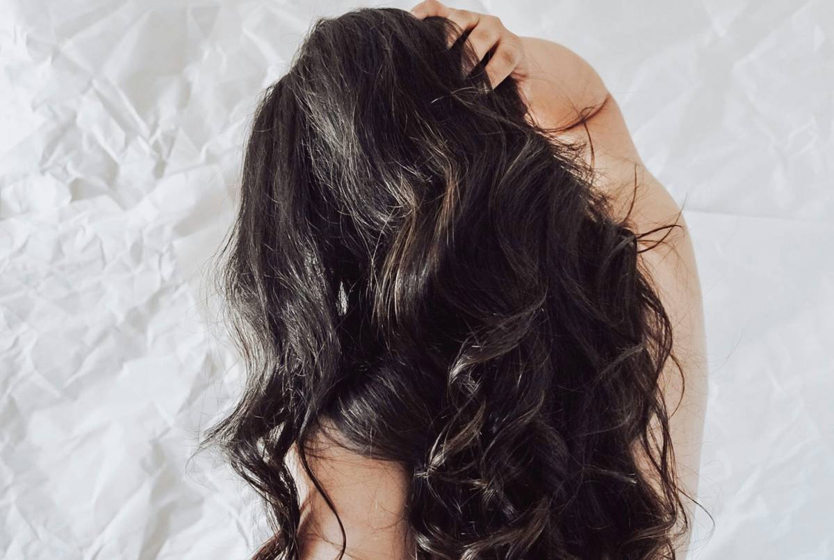 Infographic showing how leave-in conditioners reduce hair breakage, improve manageability, and protect against heat damage