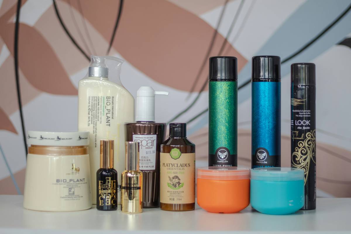 Chart comparing three types of hair leave-in mixes: water-based, oil-based, and silicone-based—showing best hair types, key ingredients, and potential drawbacks