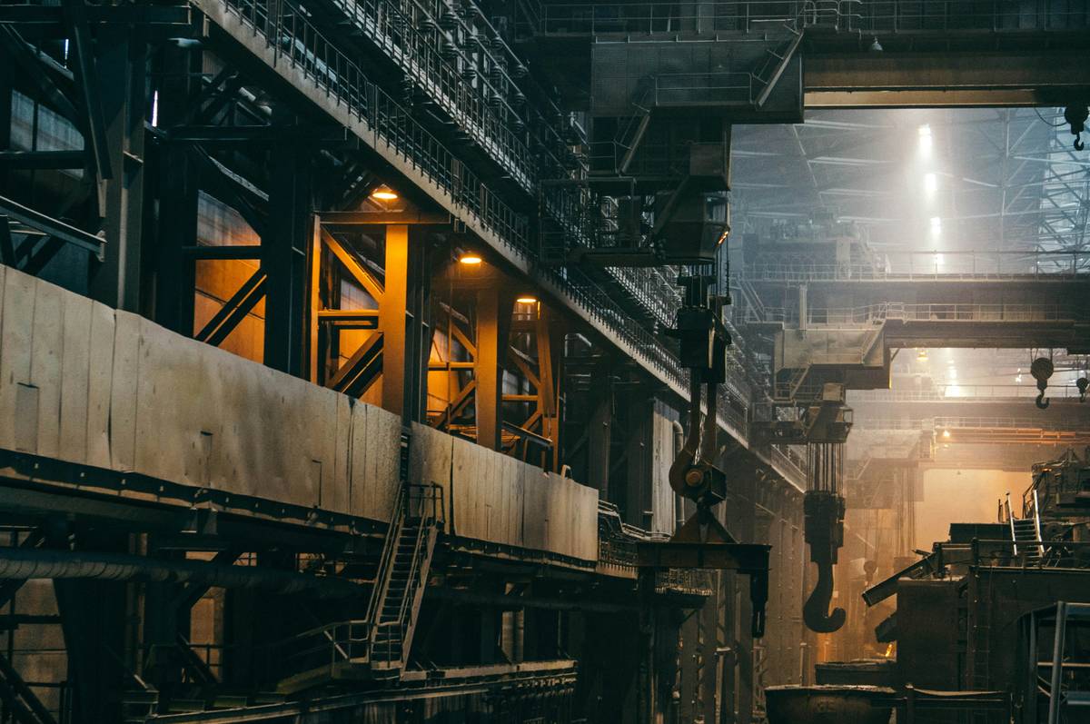 pH test comparison of knot-free hair blend vs generic detangler showing lower acidity for better results