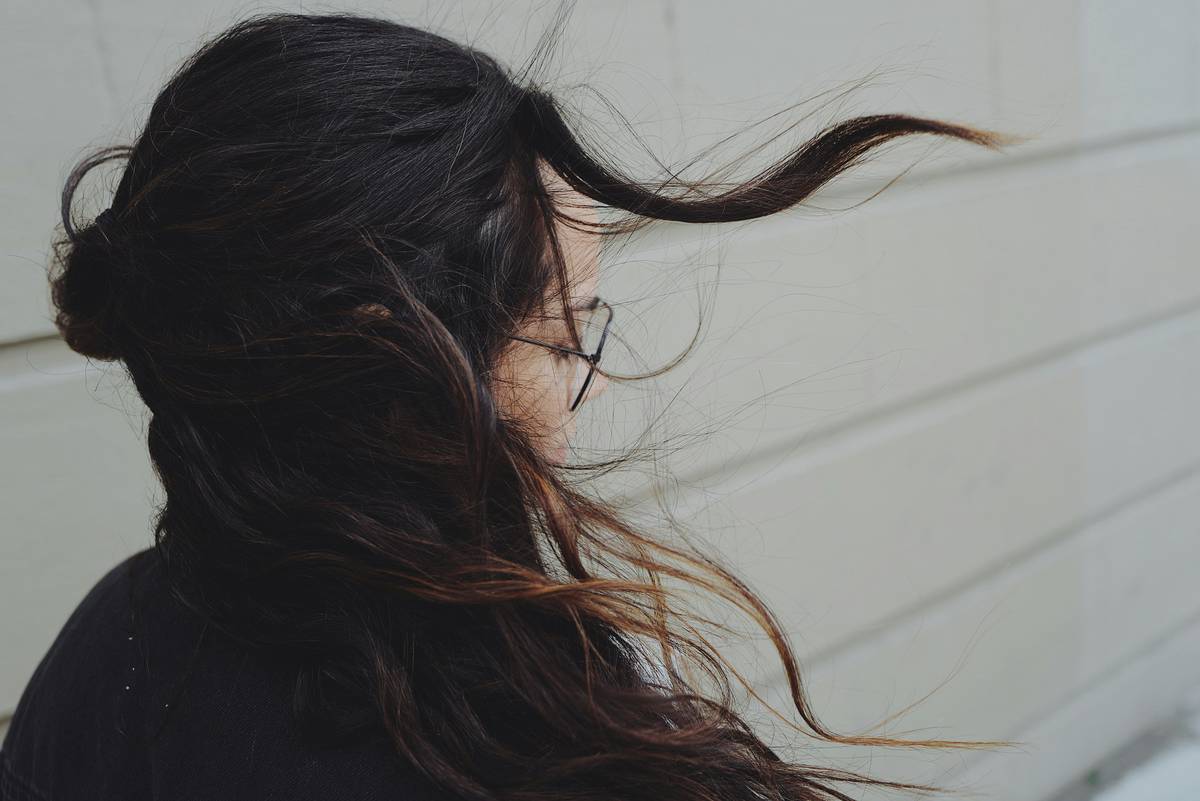 Infographic showing how leave-in conditioner improves hair elasticity, reduces breakage, and enhances styling product performance